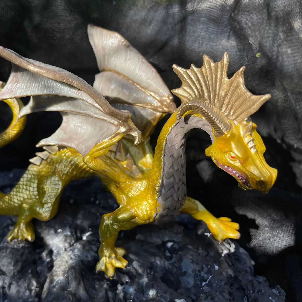 Safari Ltd Golden Dragon